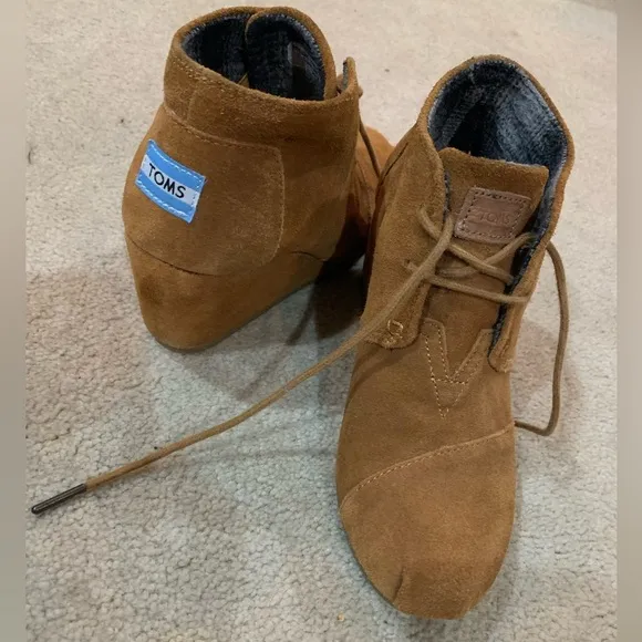 Toms Wedge Booties Tie Up Lace Suede Tan Brown Taupe Ankle Boots Like New Shoes