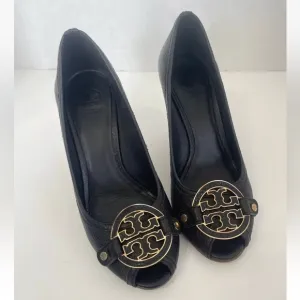 TORY BURCH Amanda Size 9 Wedge Heels Brass Medallion Logo Black Leather