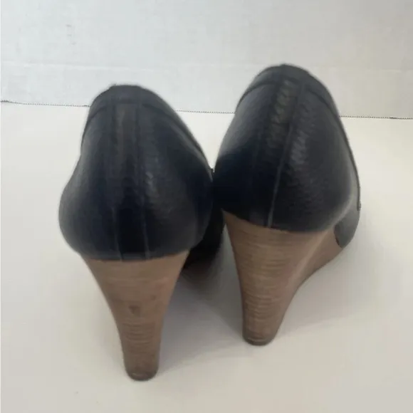 TORY BURCH Amanda Size 9 Wedge Heels Brass Medallion Logo Black Leather