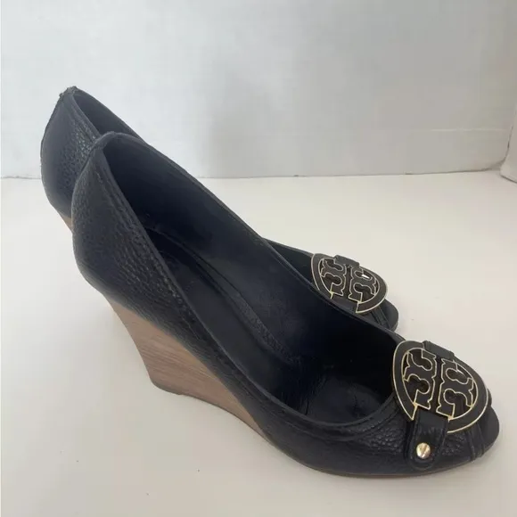 TORY BURCH Amanda Size 9 Wedge Heels Brass Medallion Logo Black Leather