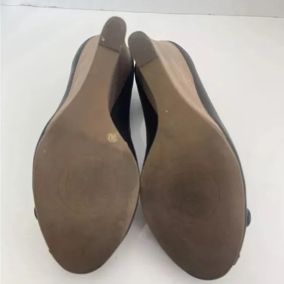 TORY BURCH Amanda Size 9 Wedge Heels Brass Medallion Logo Black Leather