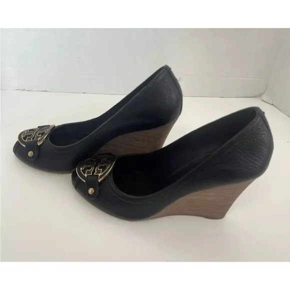TORY BURCH Amanda Size 9 Wedge Heels Brass Medallion Logo Black Leather
