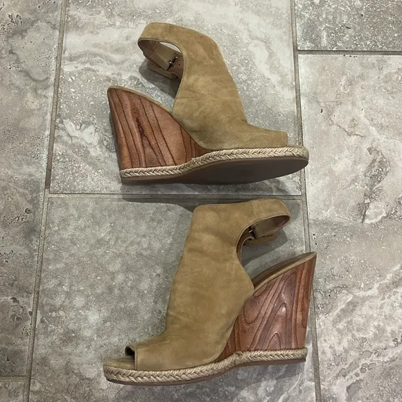 Tory Burch Shoe Size Tan &amp; brown Suede Wood Wedge Peep Toe Sandals sz 8.5M