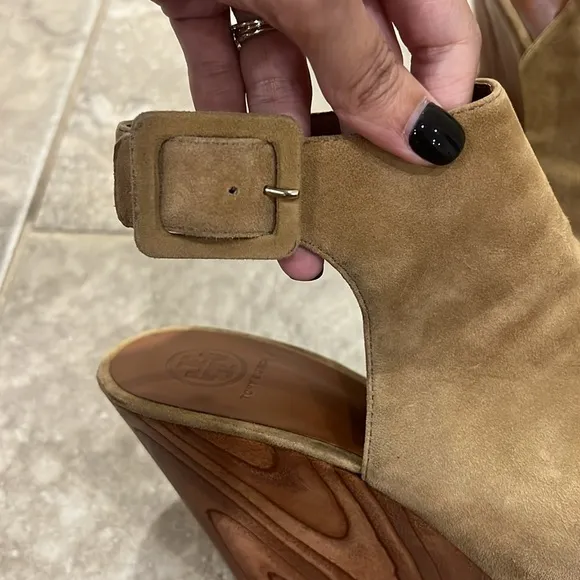 Tory Burch Shoe Size Tan &amp; brown Suede Wood Wedge Peep Toe Sandals sz 8.5M