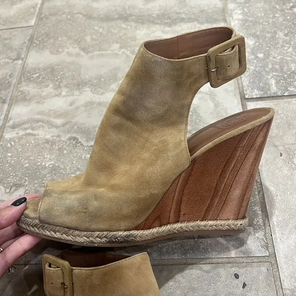 Tory Burch Shoe Size Tan &amp; brown Suede Wood Wedge Peep Toe Sandals sz 8.5M