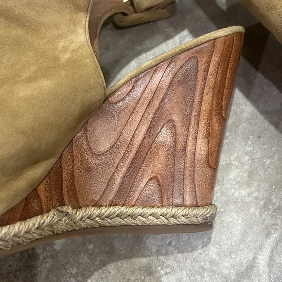 Tory Burch Shoe Size Tan &amp; brown Suede Wood Wedge Peep Toe Sandals sz 8.5M