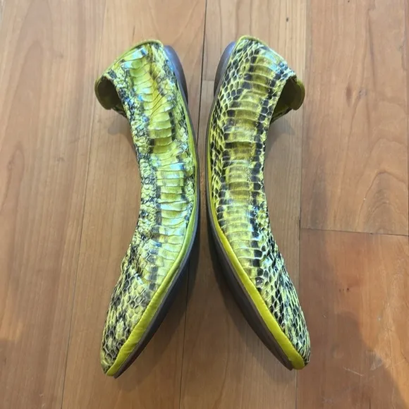 Tory Burch Snakeskin Embossed Ballet Flats Shoes Size 7 neon Yellow highlight