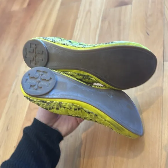 Tory Burch Snakeskin Embossed Ballet Flats Shoes Size 7 neon Yellow highlight