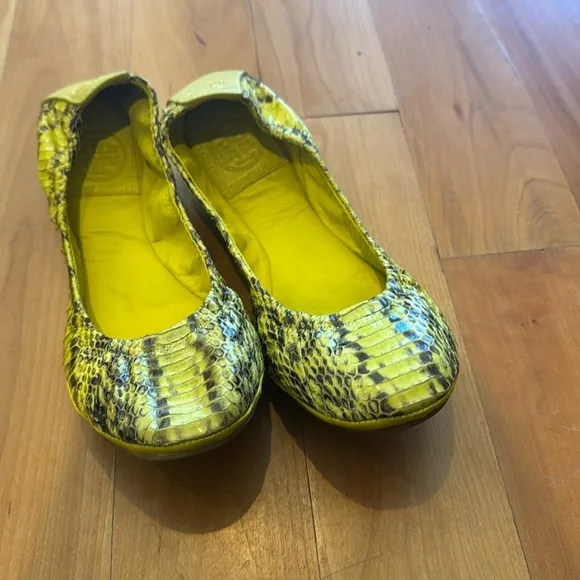 Tory Burch Snakeskin Embossed Ballet Flats Shoes Size 7 neon Yellow highlight