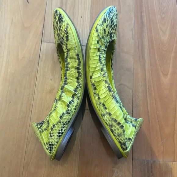 Tory Burch Snakeskin Embossed Ballet Flats Shoes Size 7 neon Yellow highlight