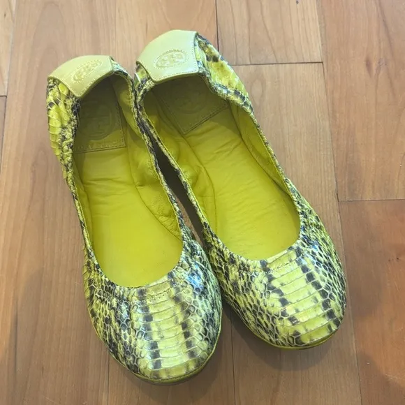 Tory Burch Snakeskin Embossed Ballet Flats Shoes Size 7 neon Yellow highlight