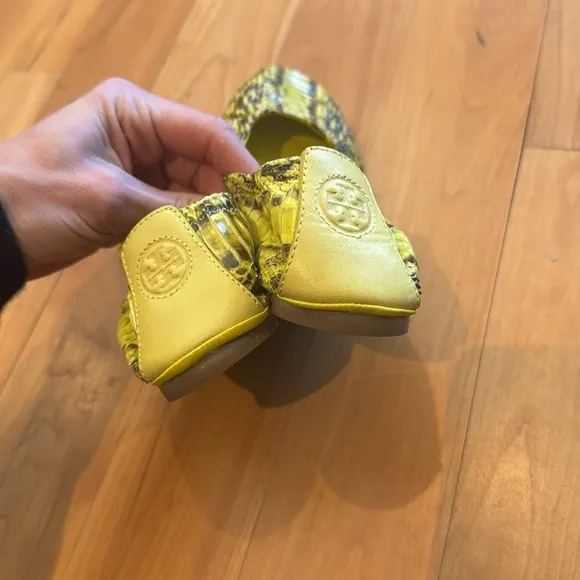 Tory Burch Snakeskin Embossed Ballet Flats Shoes Size 7 neon Yellow highlight
