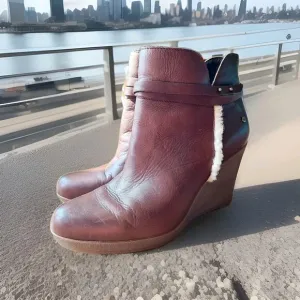 UGG Australia Women Size 8 Alexandra Brown Leather Wedge Heel Zipper Shoes