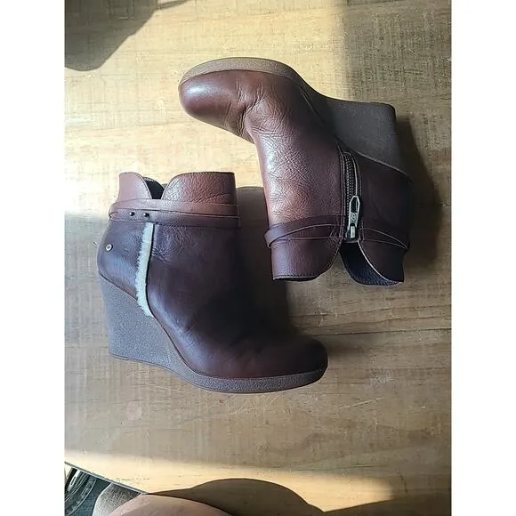 UGG Australia Women Size 8 Alexandra Brown Leather Wedge Heel Zipper Shoes