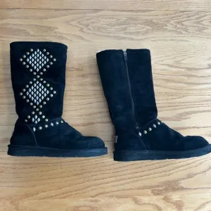 UGG Avondale 3330 Studded 13&quot; Boot Size 7 Black with Silver Gold Studs