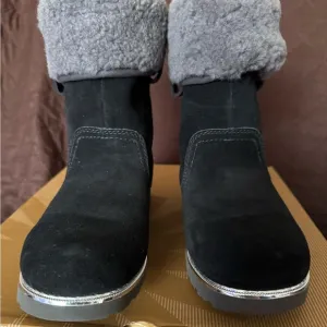 Ugg boots Callie black boots new in box in Big Girls size 5