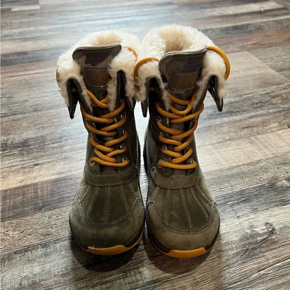 UGG Butte II Camo Boots / Boys Size: 12 / Item# 1065-3