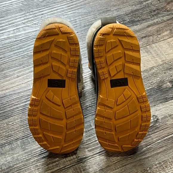 UGG Butte II Camo Boots / Boys Size: 12 / Item# 1065-3