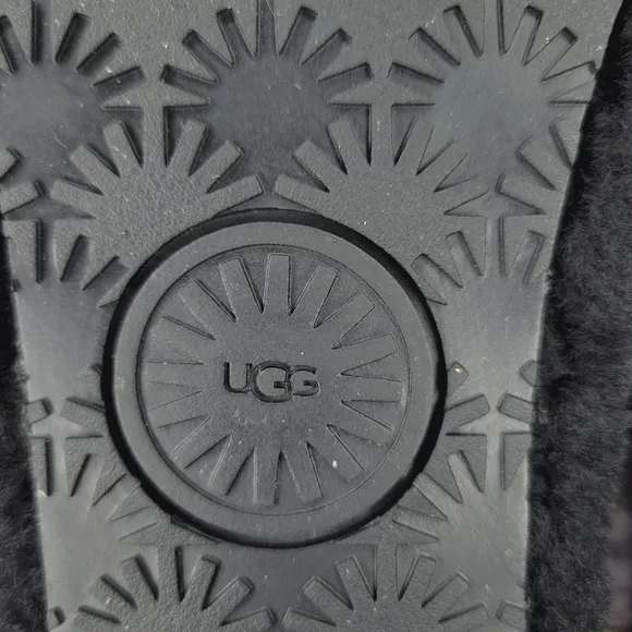 UGG Fuzz Yeah Black Fuzzy Slide Platform Sandals | Size 9