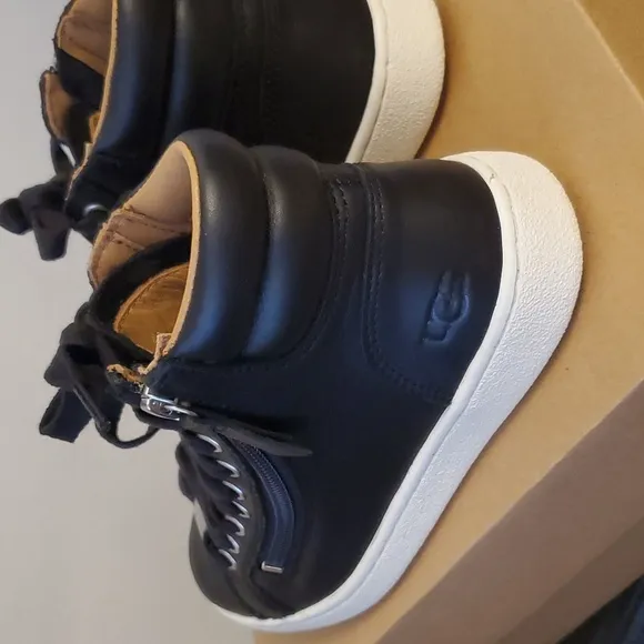 UGG  Girls Sneaker Zipper Size 5