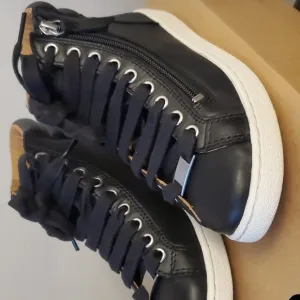 UGG  Girls Sneaker Zipper Size 5