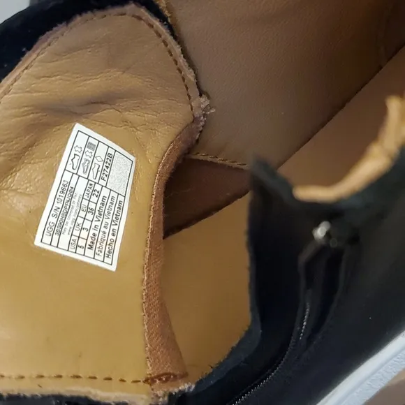 UGG  Girls Sneaker Zipper Size 5