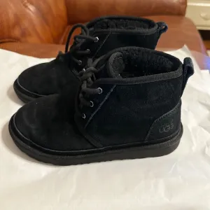 UGG NEUMEL S/N 1017320K KIDS WINTER BOOTS SIZE 4 BLACK COLOR