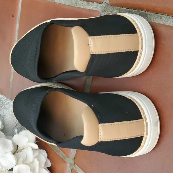 UGG Sammy Breeze Knit Black Sneaker Womens Size 7.5 NWOT