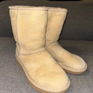 UGG tan brown boots with fuzz liner, size 5