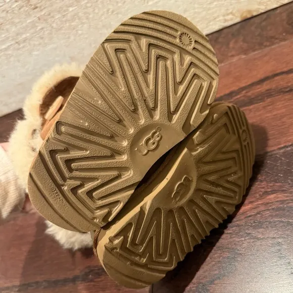 UGG Unisex Toddler Bailey Button II Boots in Chestnut Size 6