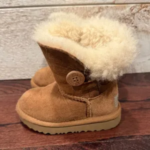UGG Unisex Toddler Bailey Button II Boots in Chestnut Size 6