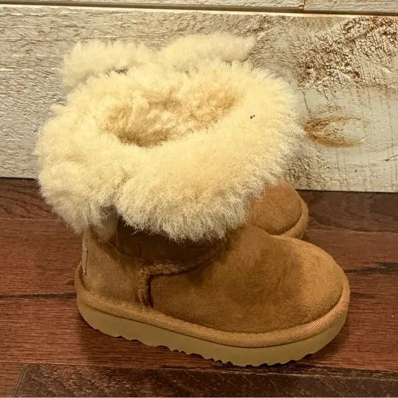 UGG Unisex Toddler Bailey Button II Boots in Chestnut Size 6