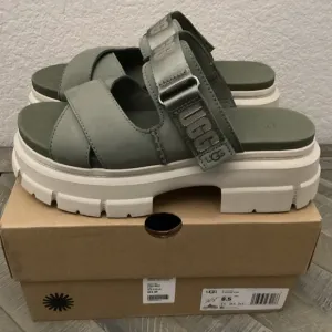 UGG® Women's Ashton Platform Slide Sandals, size 8.5