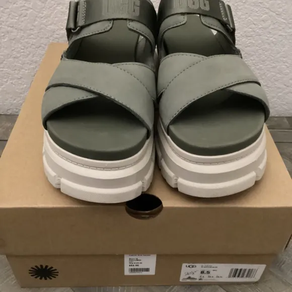 UGG® Women's Ashton Platform Slide Sandals, size 8.5