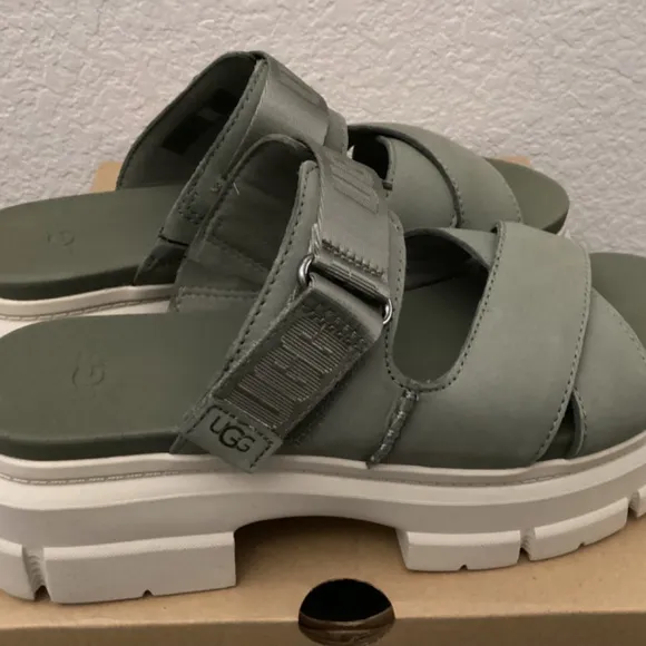 UGG® Women's Ashton Platform Slide Sandals, size 8.5