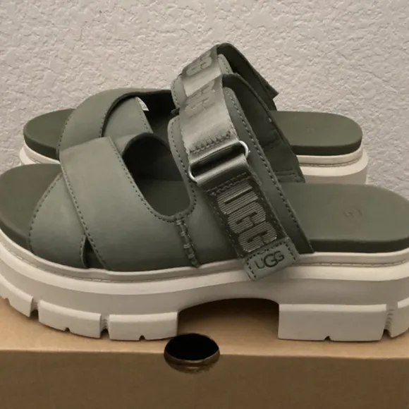 UGG® Women's Ashton Platform Slide Sandals, size 8.5