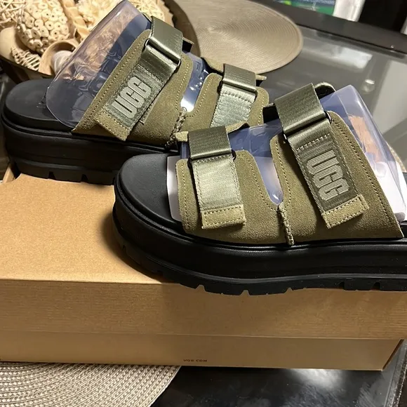 UGGS Hunter Green platform sandals Women Size 12 (New)