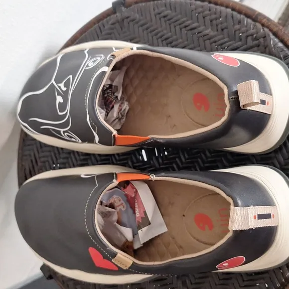 UIN Slip On Shoes Comfortable Women Size 9