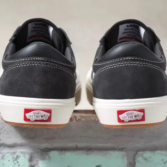 VANS GILBERT CROCKETT in RAVEN/MARSHMALLOW
