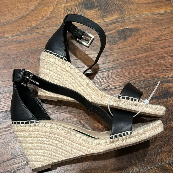 Vince Camuto Meddrina Ankle Strap Sandal  - Size 8M/39