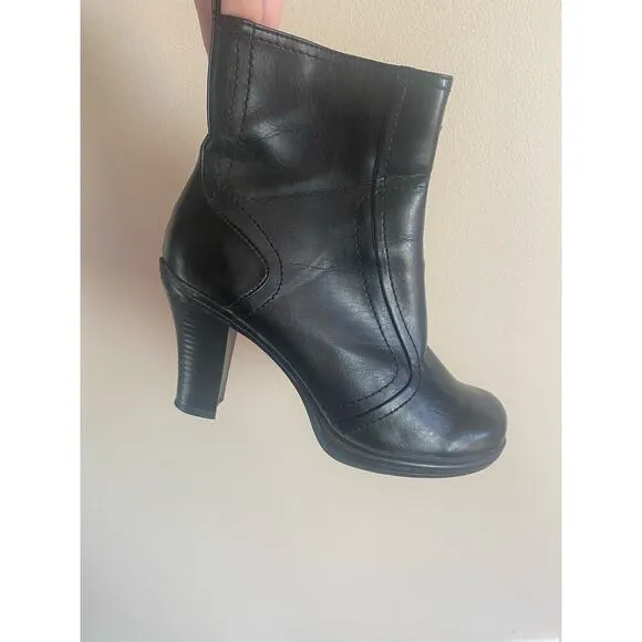 Vintage black faux leather Mudd heeled boots side zip 6.5 Y2K plaid lined chunky