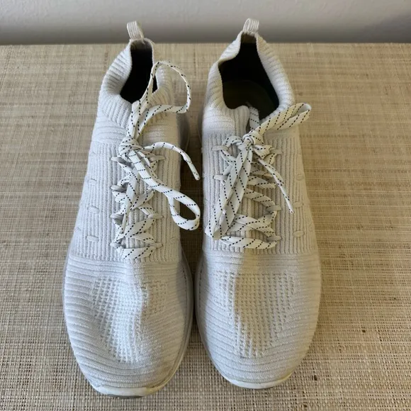 White Under Armour Knit Sneaker in Size 9