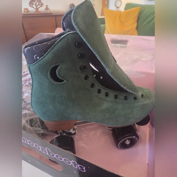 Women Size 8 NWB Moonlight Roller Skates Moon Boot Emerald City Suede Green