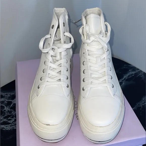 Women’s Shoes Madden Girl Renegade Chunky High-Top Sneakers White Smooth Size 9