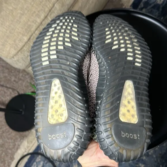 Yeezy 350 V2 yecheil non-reflective