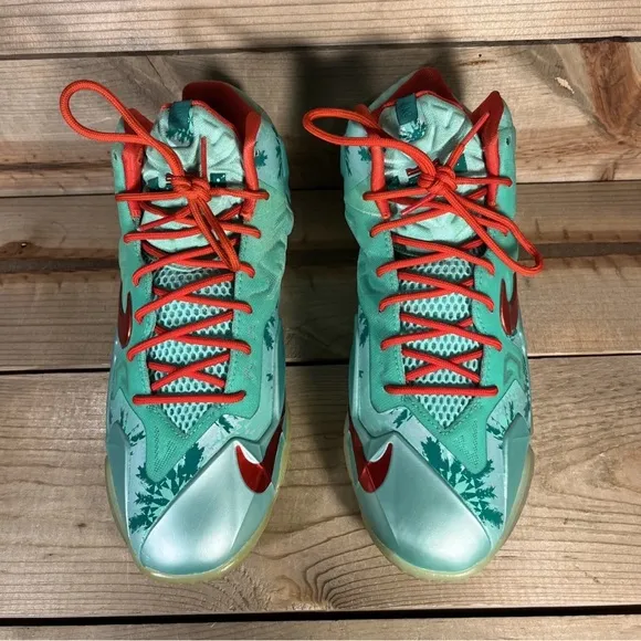 Youth 7Y / Women’s 8.5 Nike Lebron 11 GS “Christmas” Basketball Shoes 621712-301