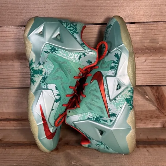 Youth 7Y / Women’s 8.5 Nike Lebron 11 GS “Christmas” Basketball Shoes 621712-301